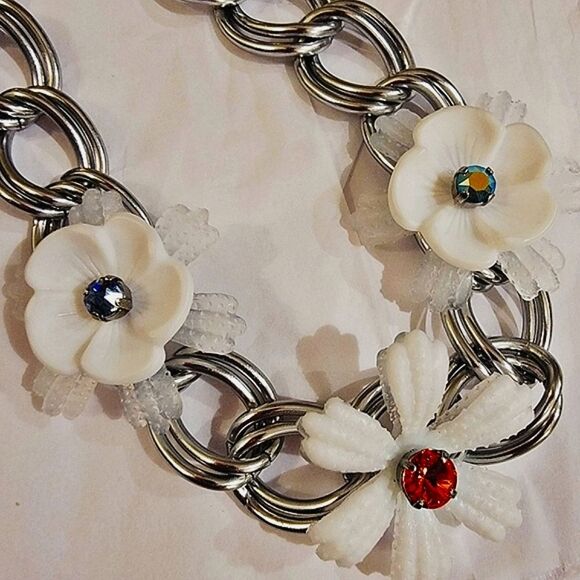 Sabika Spring 2017 EDITION Chunky Chain Flower Necklace - Picture 2 of 6